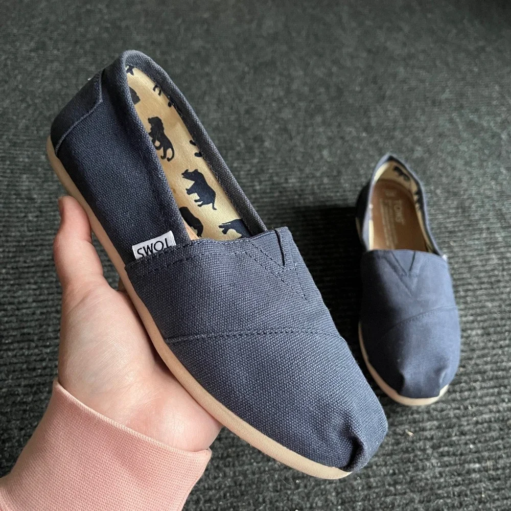 TOMS Alpargata Slip On Shoes Womens 6 Navy Blue Canvas Animal Print Lining Flat